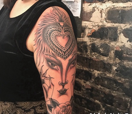 女人左手花臂膀妖艳的女子纹身