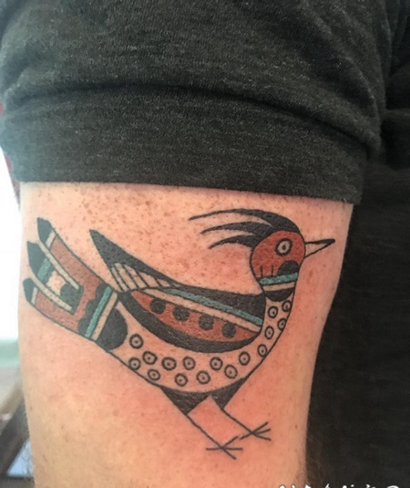 手大臂膀上一只漂亮的鸟图案纹身