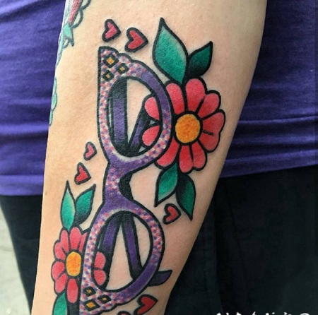 手臂上传统彩色纹身小花朵纹身盒眼镜纹身图片