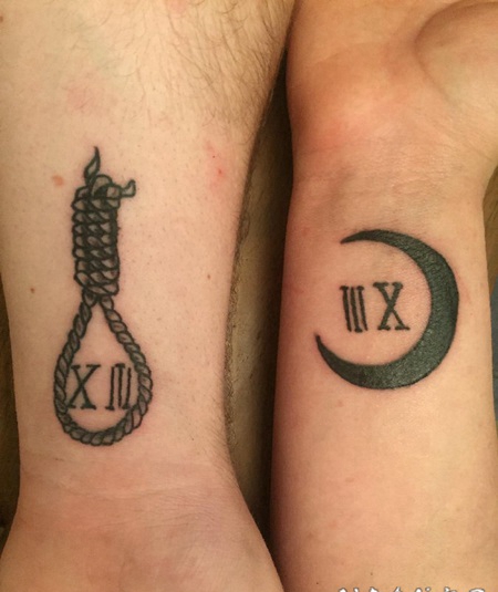 手腕上黑色的创意情侣纹身月亮和绳索纹身图片