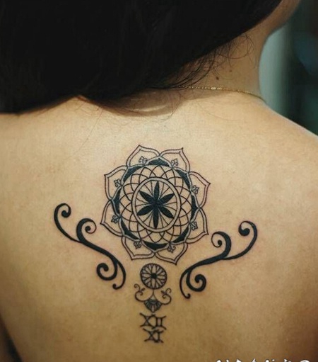 女生樱花梵花图腾纹身图片