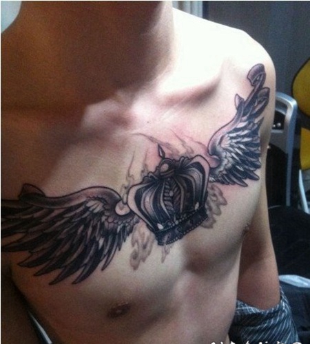 帅哥胸部皇冠翅膀纹身图片