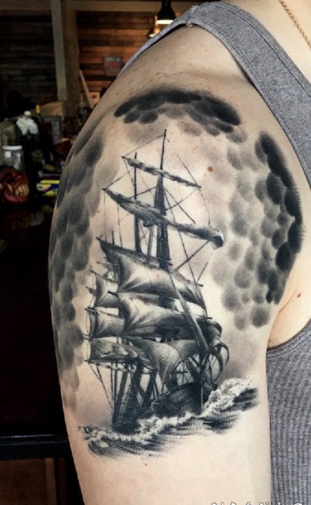 男性右手臂黑色水墨风格纹身小帆船纹身图片