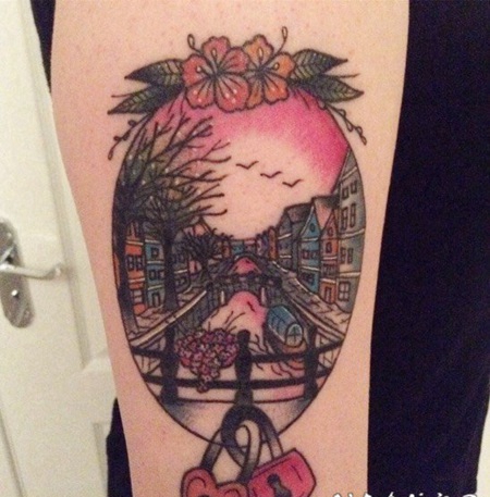 手臂上彩色的阿姆斯特丹纹身风景图片