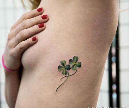 年轻男女性应该都会喜欢这样清新的四叶草纹身图案