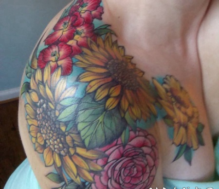 女性右肩臂上漂亮的彩绘纹身小花朵图片