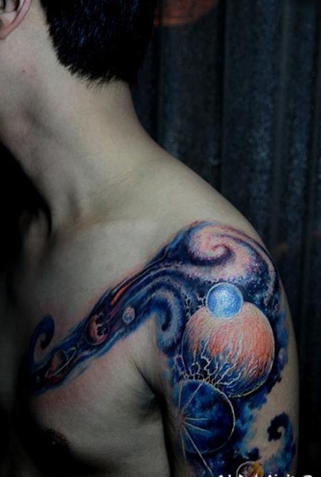 半甲超酷的欧美星空刺青图片