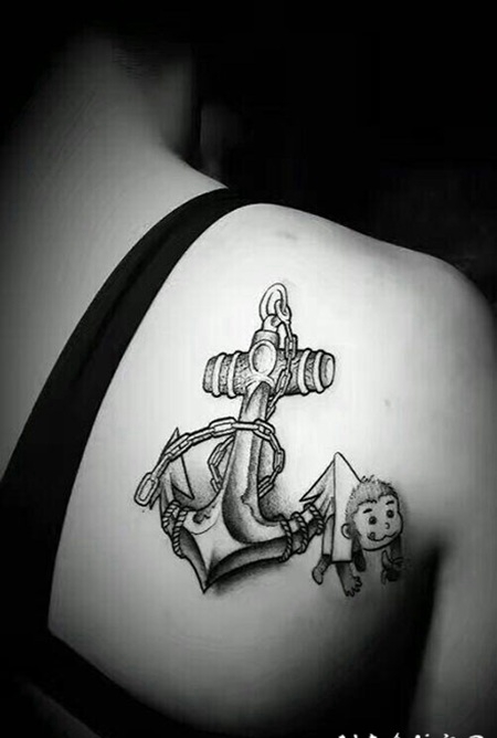 女子后背船锚与可爱猴子纹身图案