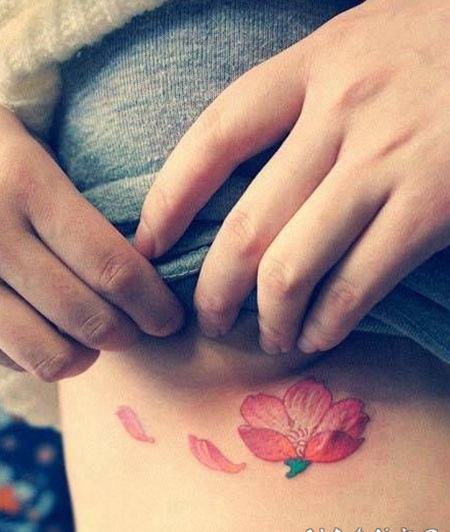 美女胸部小樱花时尚纹身图片