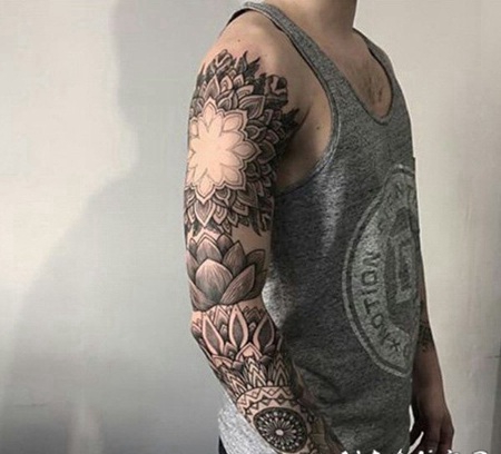 漂亮的黑灰色曼陀罗花臂纹身图案