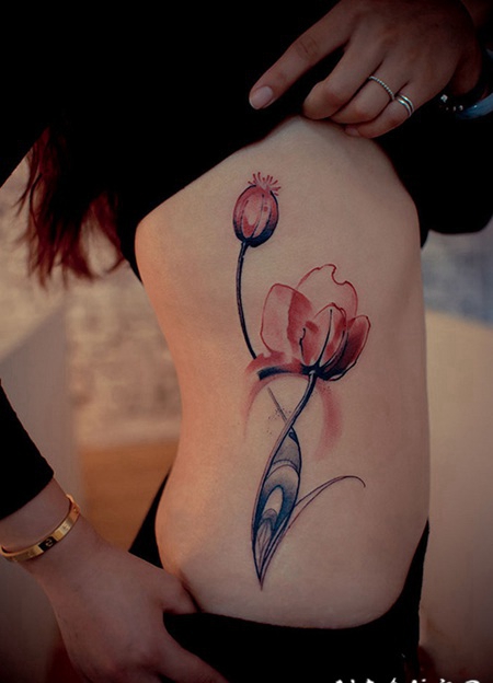 美女腰部花卉彩色纹身图案