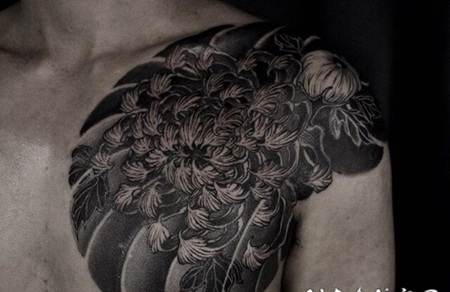 半甲黑色的优雅菊花个性纹身图案