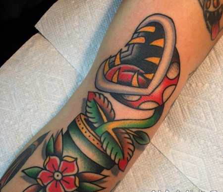 手臂上彩色传统植物颜料纹身食人花纹身图片