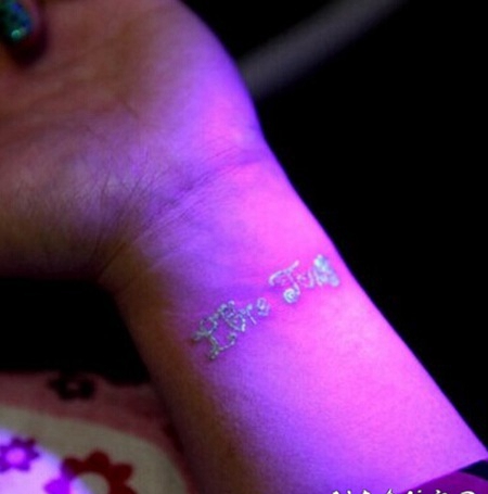 手腕闪闪发光的荧光英文字母纹身图案