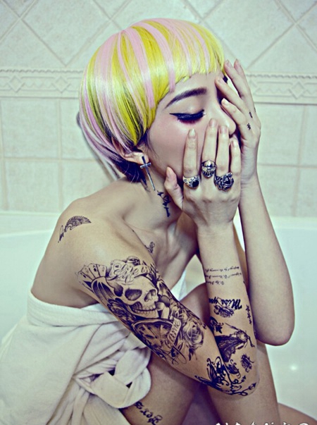 新秀美模王熙然个性手臂纹身图案