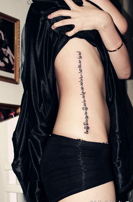 美女腰部性感梵文纹身图案