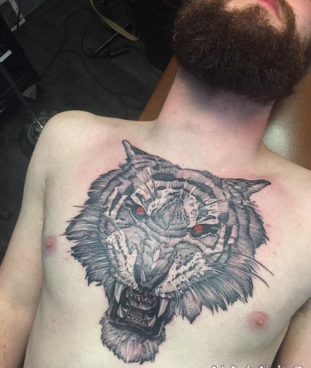 男子满胸上霸气的红眼老虎纹身图片