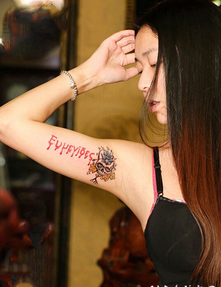 美女个性手臂骷髅英文字母刺青作品
