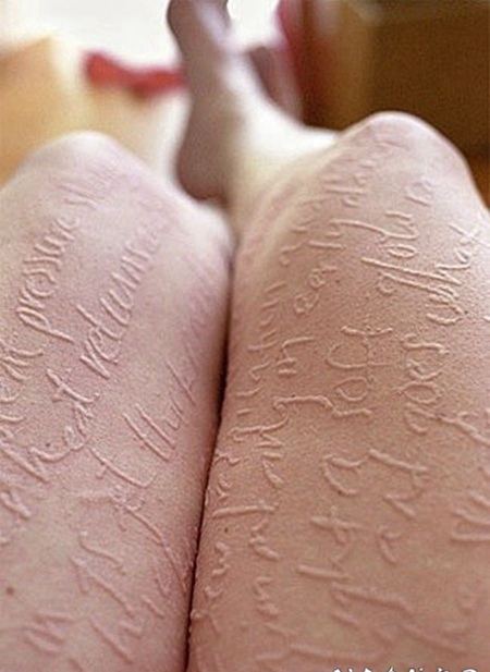 腿部满腿的英文字母隐形纹身