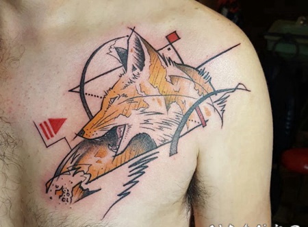 男子左胸部上的几何图形和狐狸纹身图片