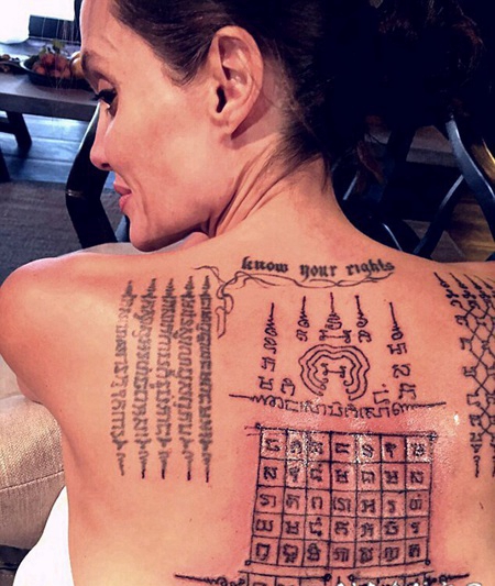 影视女明星安吉丽娜·朱莉背上的印度风格纹身图片