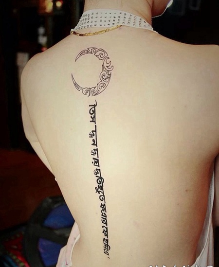 女生后背性感腰椎藏文纹身图片