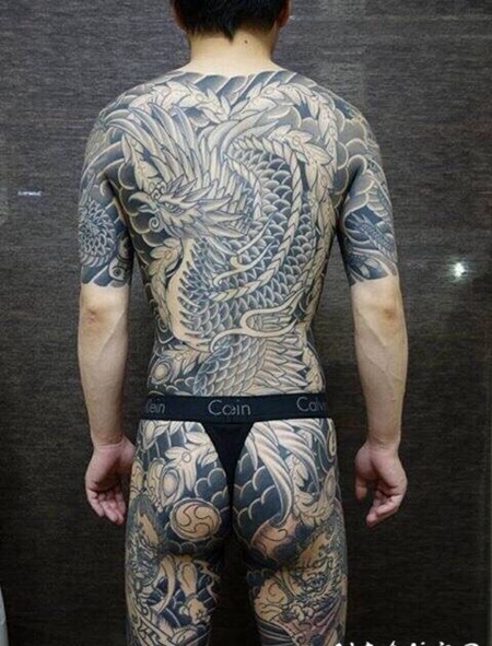 男性大满背凤凰霸气纹身图片