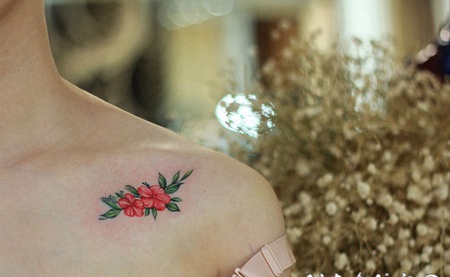 美女锁骨处鲜花纹身图片