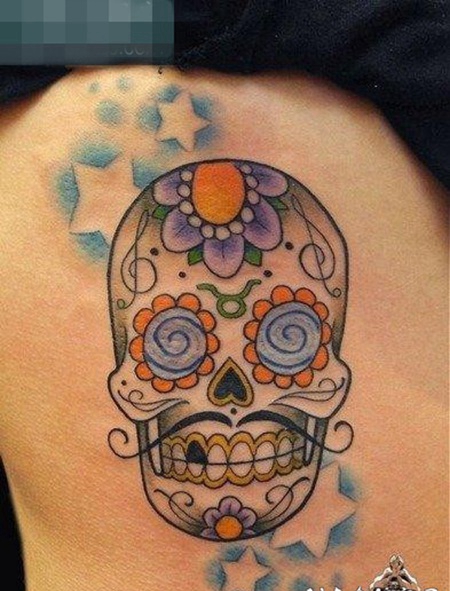 侧腰一张唯美的欧美风格骷髅纹身图案