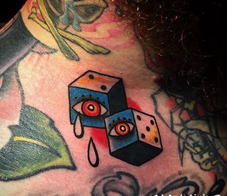 个性十足的骰子泪眼彩绘纹身图片