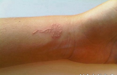 手腕漂亮的小花鸽子血隐形纹身图片