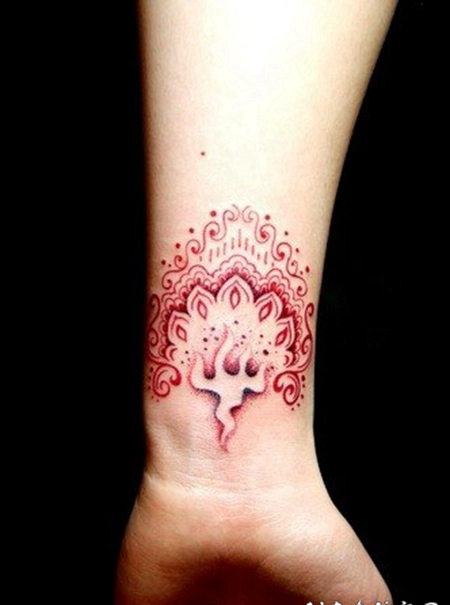 手腕好看的孔雀梵花纹身图案