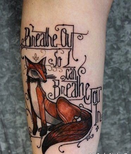 手臂狐狸英文字母彩绘纹身图片