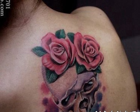 女孩子背部精美的一张骷髅玫瑰花纹身图案