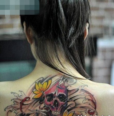 女孩子背部一张彩色骷髅纹身图案