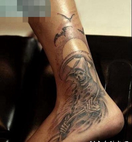 脚部一张超酷的死神纹身图案