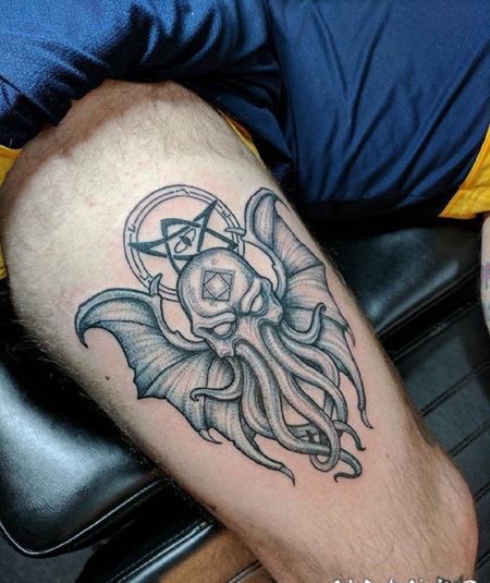 大腿上的个性的蝙蝠章鱼合体的恶魔纹身图片