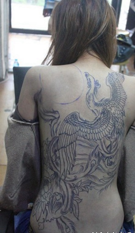 女生满背个性的凤凰纹身图案