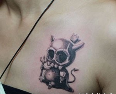 女生胸部一张骷髅恶魔纹身图案