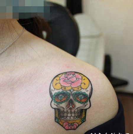 女孩子肩部流行时尚的骷髅纹身图案