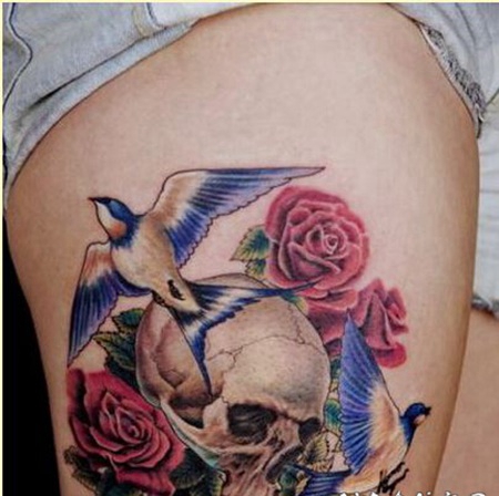 大腿好看的骷髅玫瑰花小鸟纹身图案