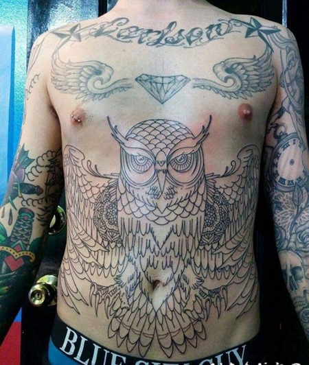 男性前背上黑色几何线条纹身展翅猫头鹰纹身图片