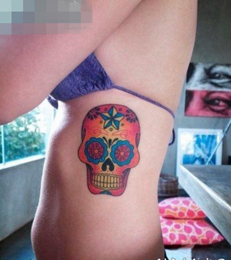 女生侧腰一张彩色骷髅纹身图案