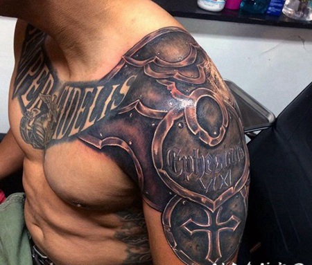 男性胸部上的霸气的纹身图案欣赏