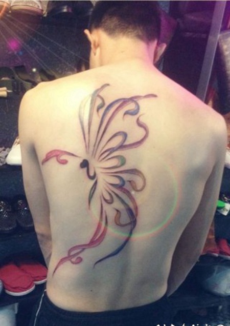 男性后背流云彩蝶纹身图案