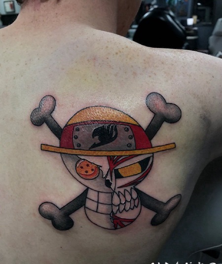 男孩右后背上可爱的海盗图标纹身图片