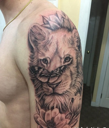 男性手臂素描纹身动物狮子头纹身和蝴蝶纹身图片