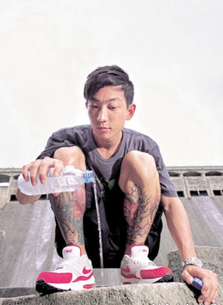 李灿森时尚潮人小腿彩绘纹身图案