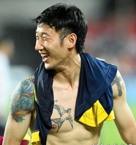 恒大球员胸部燕子和大臂花卉纹身图案