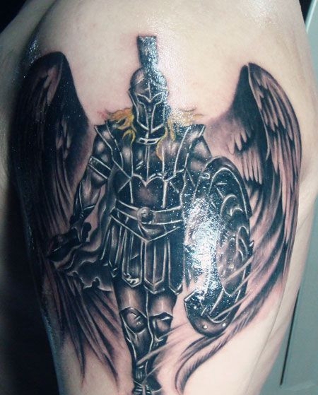 手臂穿着铠甲的大天使纹身
